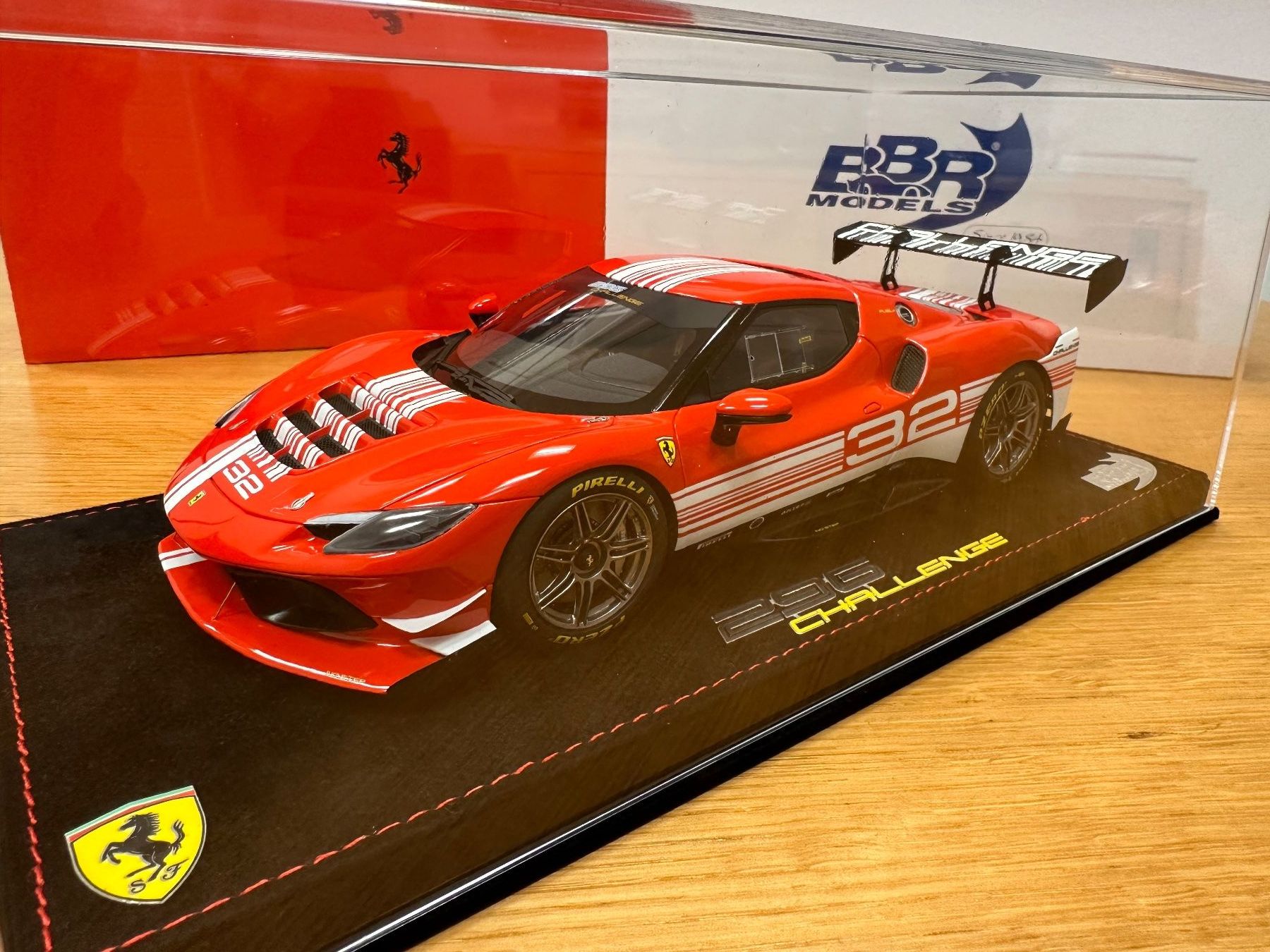 BBR Models Modellini d'auto: Ferrari 296 Challenge 2023 Launch Version 1/18 – Nuovo e nell'imballaggio originale da Stein AR venduto da Krabbe2