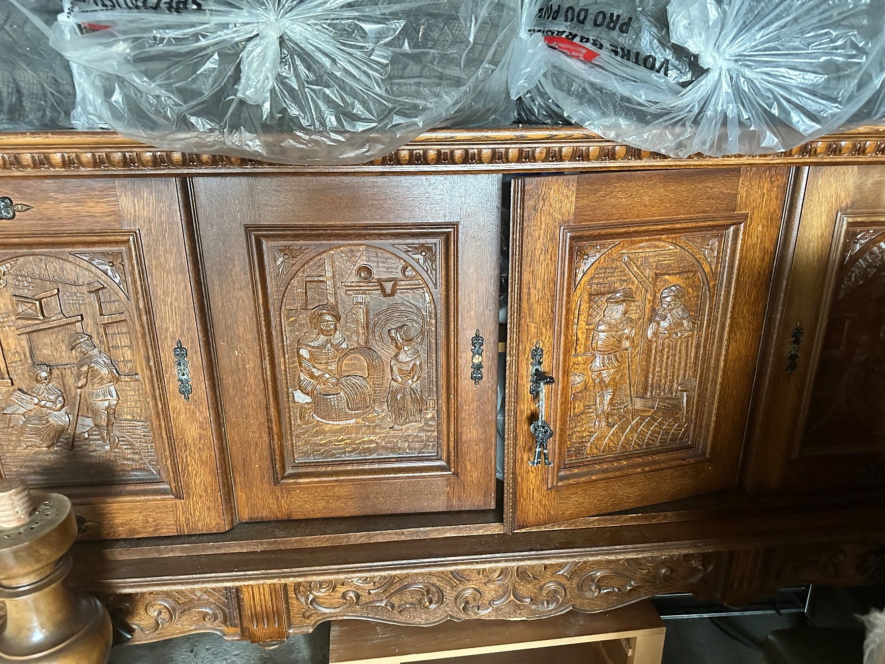 Buffets: Antique Sideboard carved wood 4 doors usable condition – D'occasion à Spiegel b. Bern par phu_bdy9 7