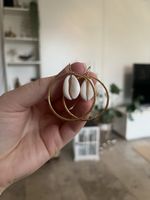 Sommerliche Muschel Ohrringe Golden Kreolen, Handmade Schmuc