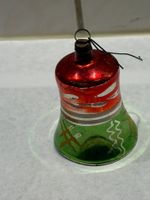 Antiker Anhänger, kleine Glocke aus Glas, rot/grün farbig