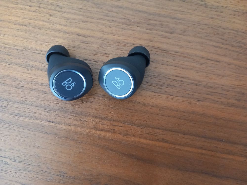 Like new - Bang & Olufsen E8 Wireless Headphones 3