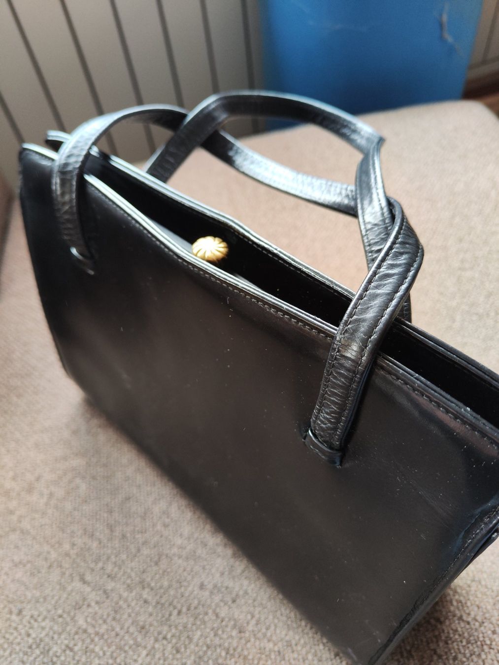 Borse da donna: Handtasche, schwarzes Leder – Usato da Saas im Prättigau venduto da eve_22 3