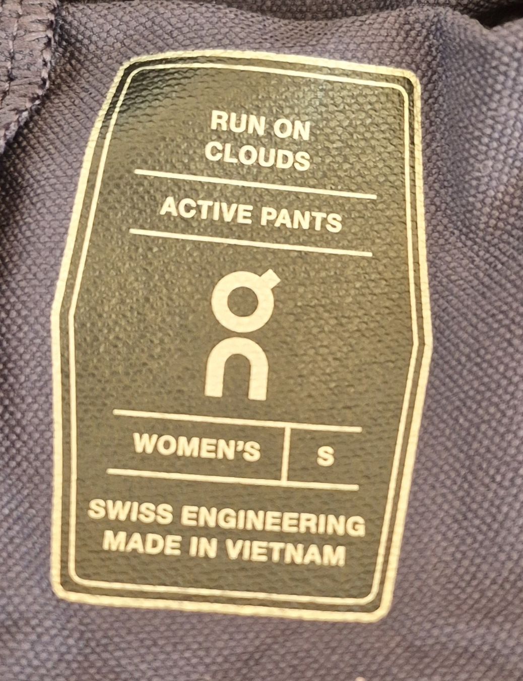 Pantaloni: On Damenhose Run on clouds S – Usato da Silvaplana venduto da suwiss22 5