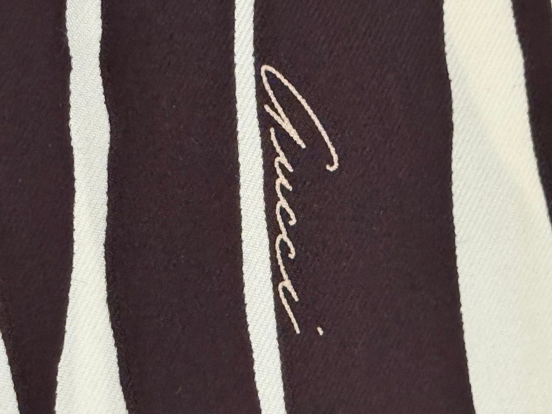 Gucci Foulard & Sciarpe: Gucci Seidenschal mit Logo-Design – Usato da Wermatswil venduto da dominance 2