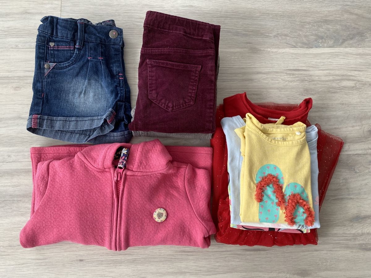 Lotti & Set di vestiti: Kleiderpaket Mädchen grösse 98/104 – Usato da Neftenbach venduto da Denise.J