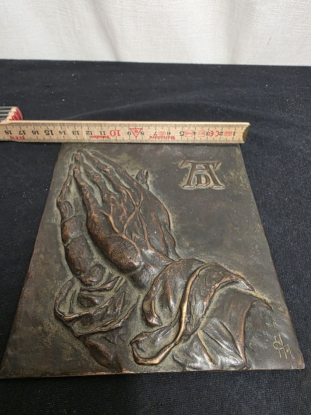 Sculture & Statue: Antikes Bronzerelief, Gebetshände, THAD Monogramm, – Usato da Wolfertswil venduto da Antiko 1