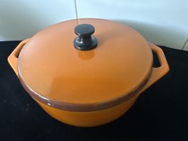 Vintage: alte, orange gusseiserne Pfanne.  ASEV