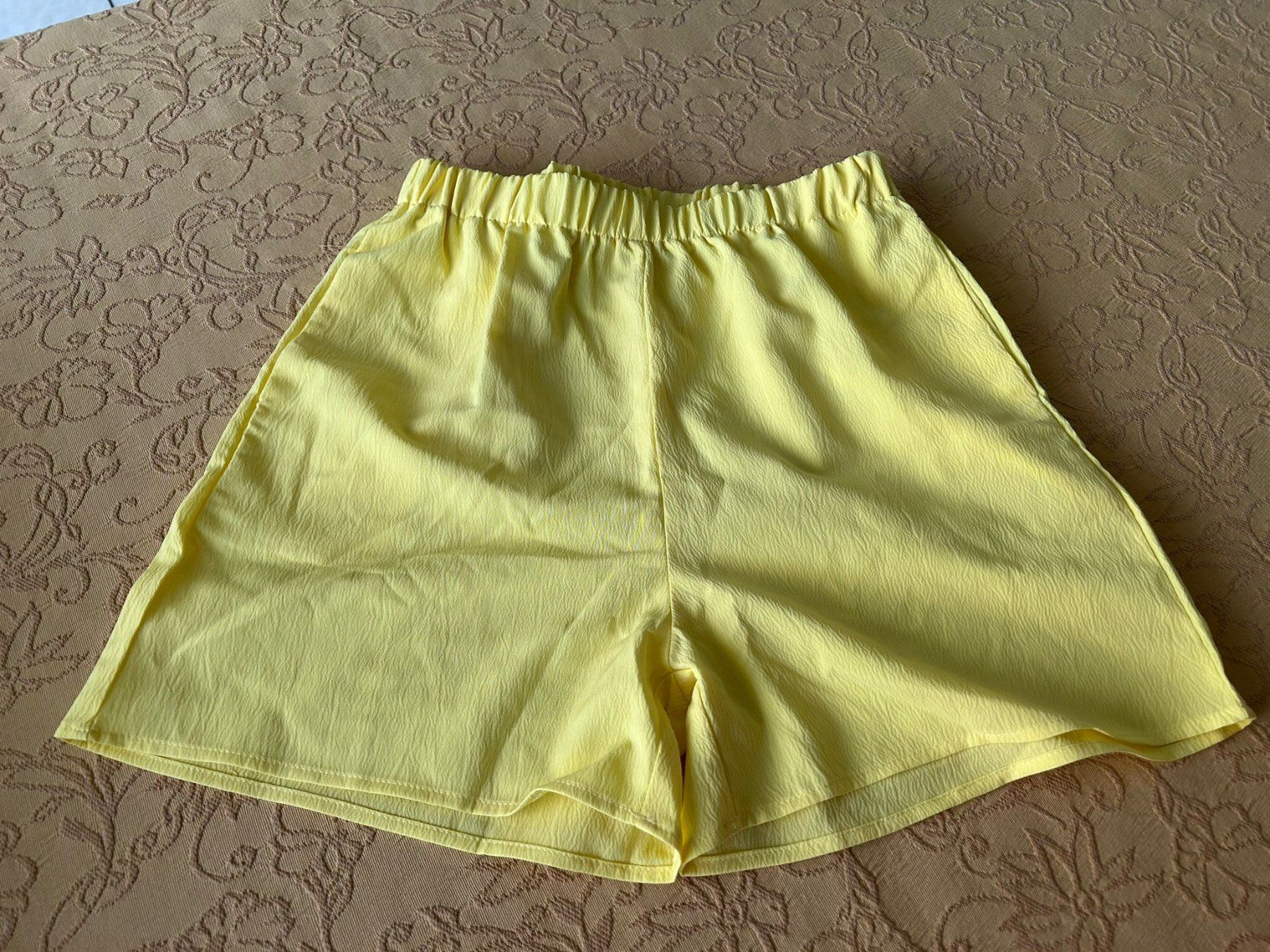 Pantaloni: Pantaloncini gialli tg.S – Usato da Melano venduto da H-Sara 1