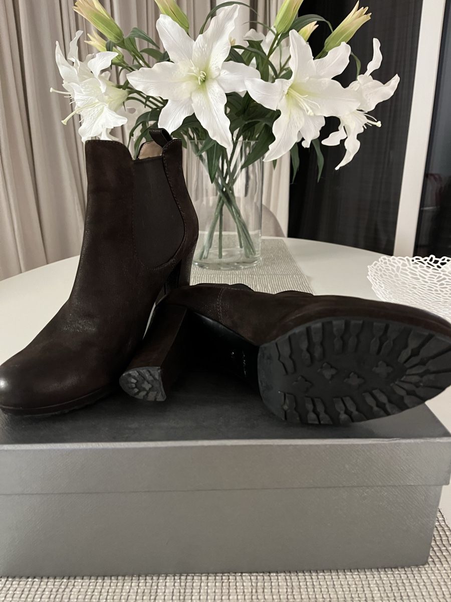 Prada Scarpe da donna: Prada Chocolate Brown Leather Boots – Usato da Männedorf venduto da Helenanne 3
