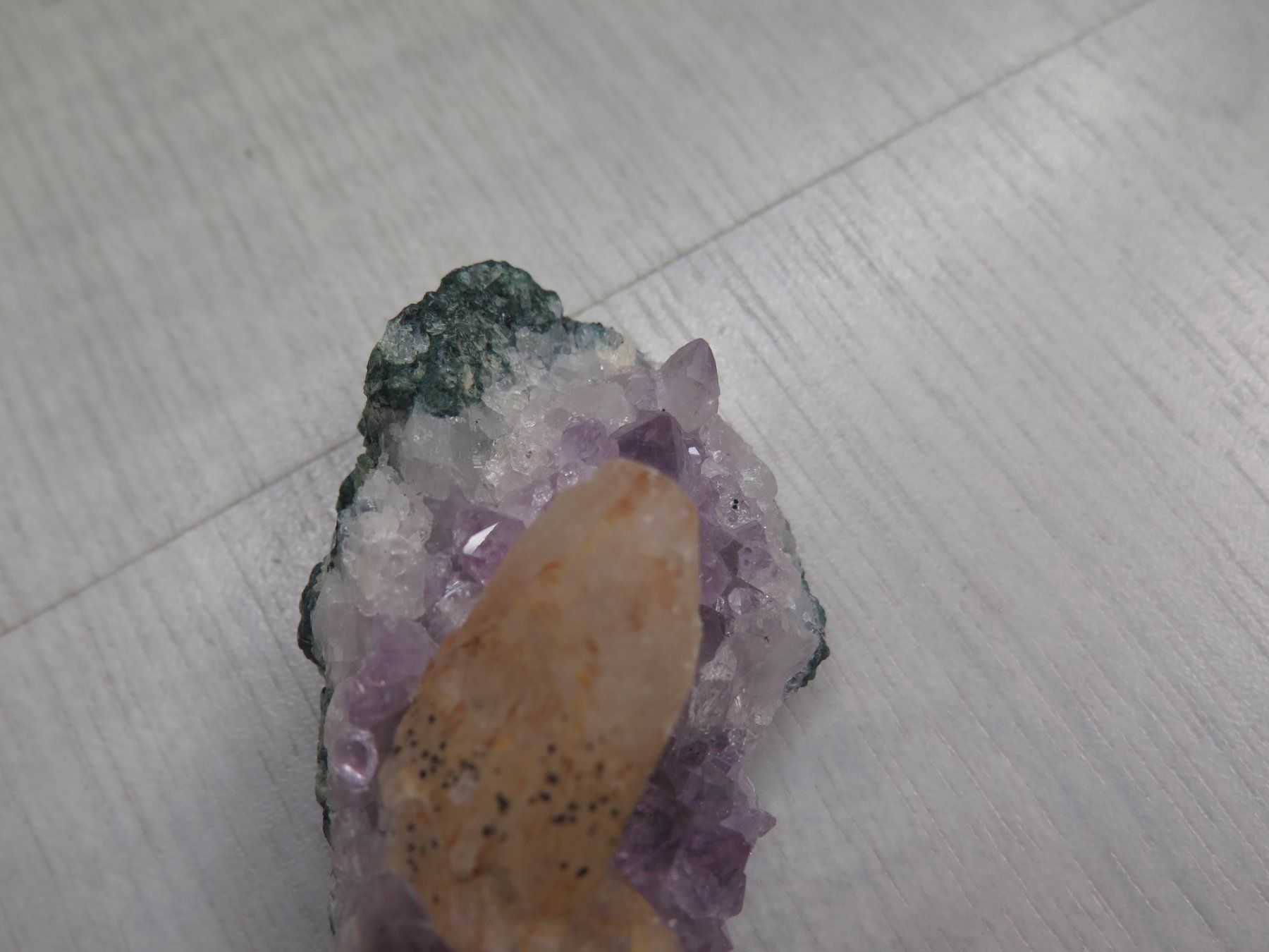 Minerali & Pietre curative: Amethyst mit Calcit – Usato da Schaffhausen venduto da Yamakana51L8736OQ8 2