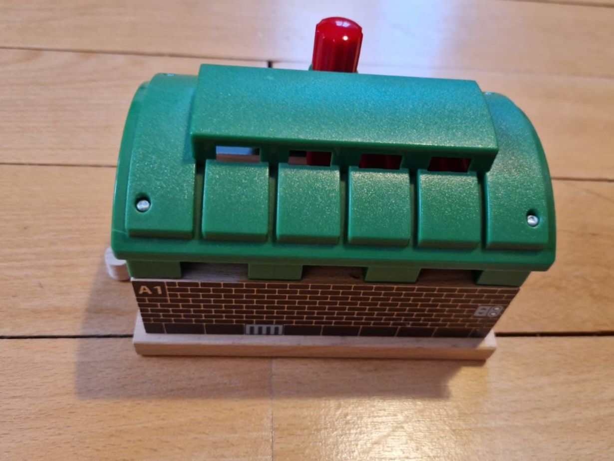 Brio Giocattoli: BRIO Lockschuppen mit Rolltor 33574, Train Garage – Usato da Zürich venduto da mbudgetfan 1