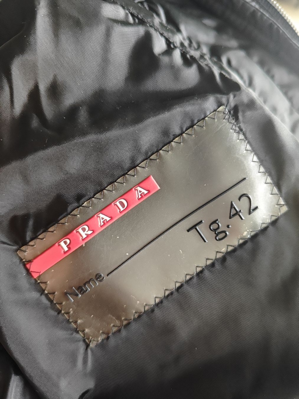 Prada Jacken: Prada Black Down Padded Jacket, Size 42, Winter Essential 🖤 – Gebraucht aus Zürich von alu_dzr7 6
