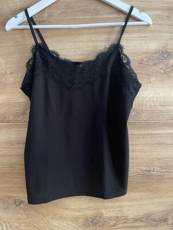 Schwarzes Oberteil mit Spitze