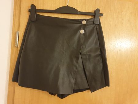 Jupe short, S, simili cuir noir Stradivarius, très bon état