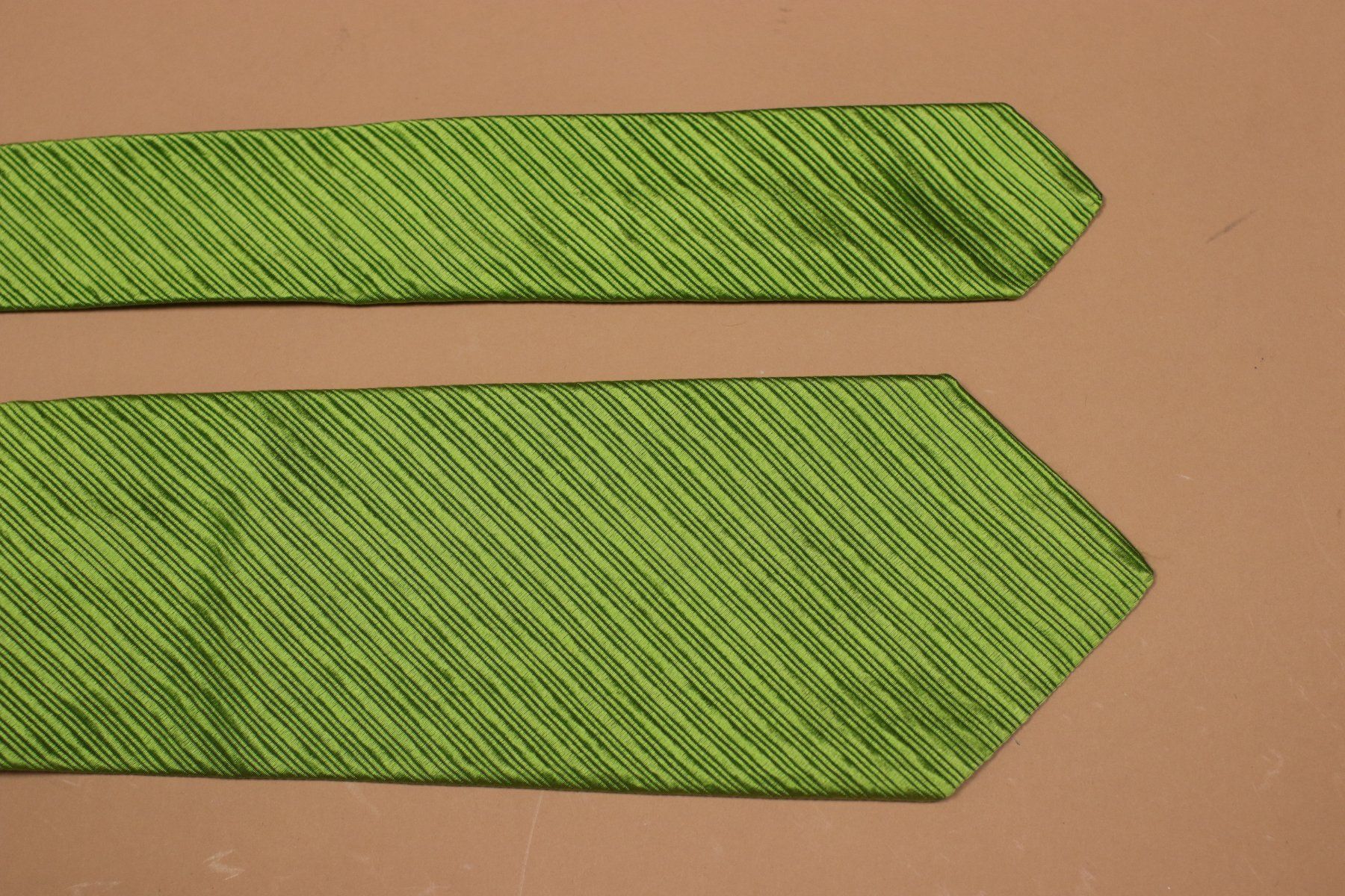 Kiton Cravatte: KITON Green Silk Tie – Usato da Hombrechtikon venduto da BAZ-Vintage