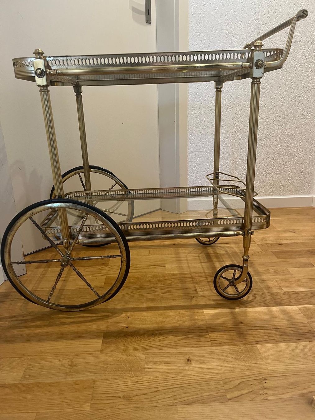 Culle: Servierwagen antik Messing mit Glasböden 2 Ablagen – Usato da Ostermundigen venduto da mme_ghys