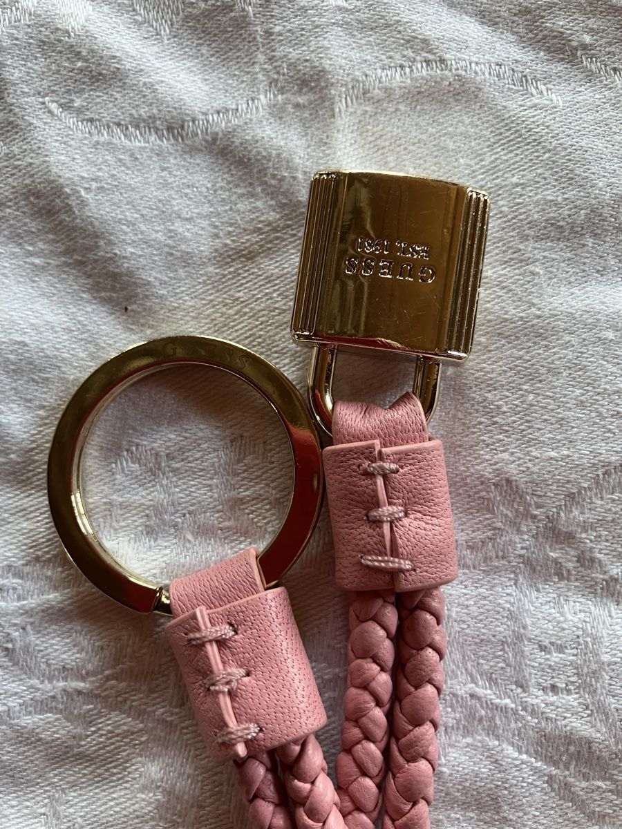 Guess Portachiavi: Schluesselanhaenger von Guess – Nuovo (secondo la descrizione) da Bassersdorf venduto da groovygremlin 2