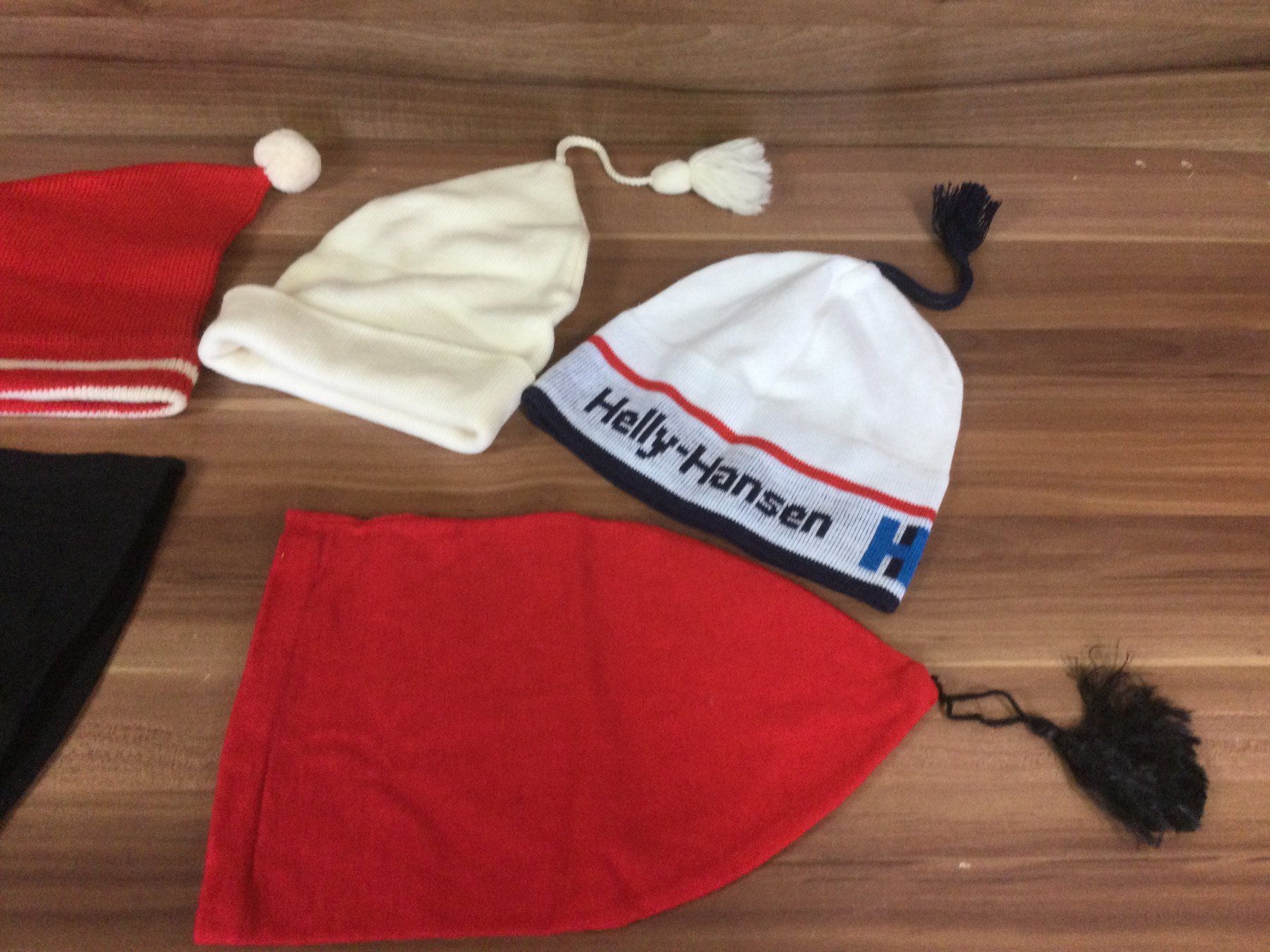 Trattori: Posten gebrauchte Mützen Helly Hansen und andere – Usato da Wangen SZ venduto da kuriosum12 2