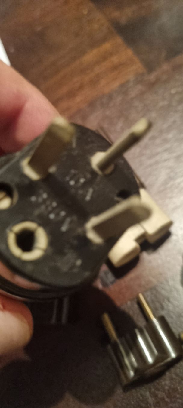 Componenti elettronici: Alte Bakelit . Netzstecker  Elektro Teil verschiedene Teile – Usato da Basel venduto da Jcva 2