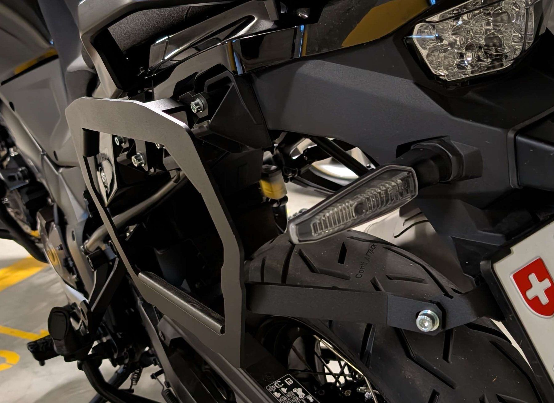 Suzuki Tutti i ricambio per moto: Suzuki DL 1050 XT Kofferhalterung – Usato da Bonstetten venduto da mh2_d8k5 5