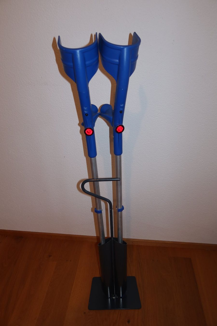 Attrezzature mediche: Rebotec Krücken + Ständer – Usato da Kilchberg ZH venduto da and_y5q6 1
