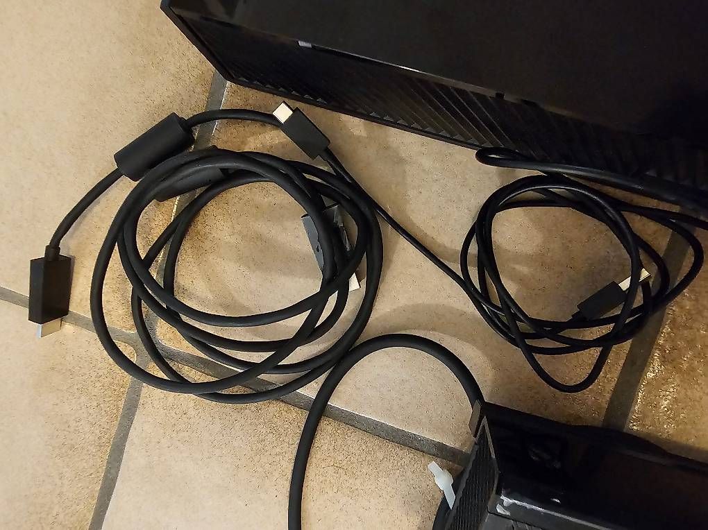 Consoles: Xbox One Bundle (500GB) + Kinect + 2 Controller + 19 Spiele – D'occasion à Birr par Zalaija 3