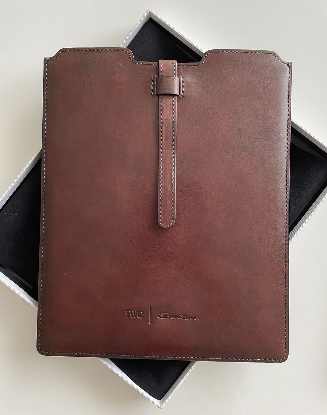 Cover & Protezioni schermo: IWC iPad Case – Nuovo e nell'imballaggio originale da Benken ZH venduto da Teessino
