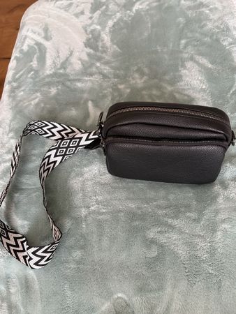 Tasche schwarz mit geometrischem Tragegurt gute Zustand