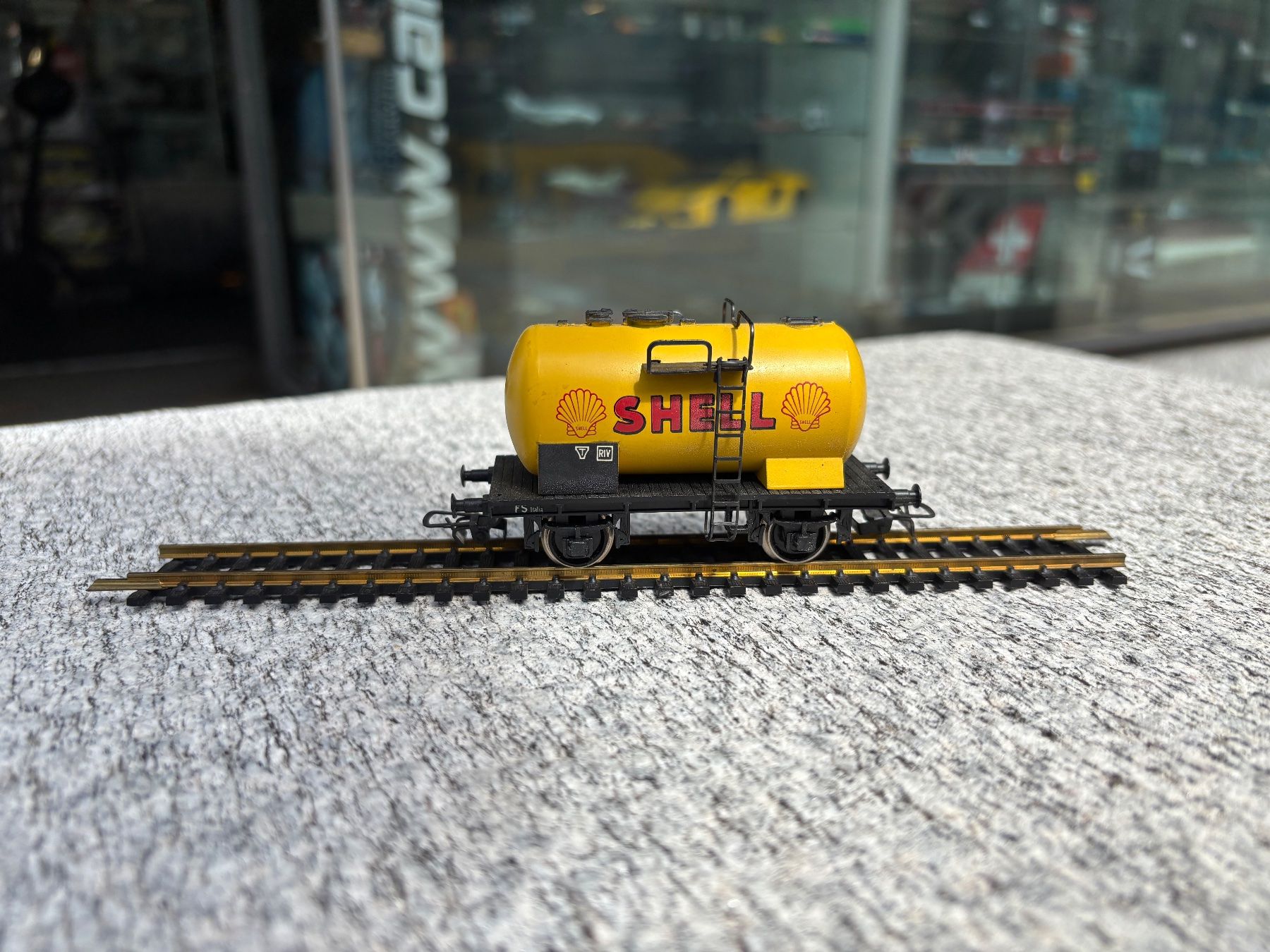 Rivarossi Modellini di ferrovie: Rivarossi H0 Vagone cisterna Shell FS Italia – Usato da Chiasso venduto da Carrara-Modellismo 5