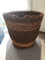 Panier en osier tressé brun foncé état d'occasion