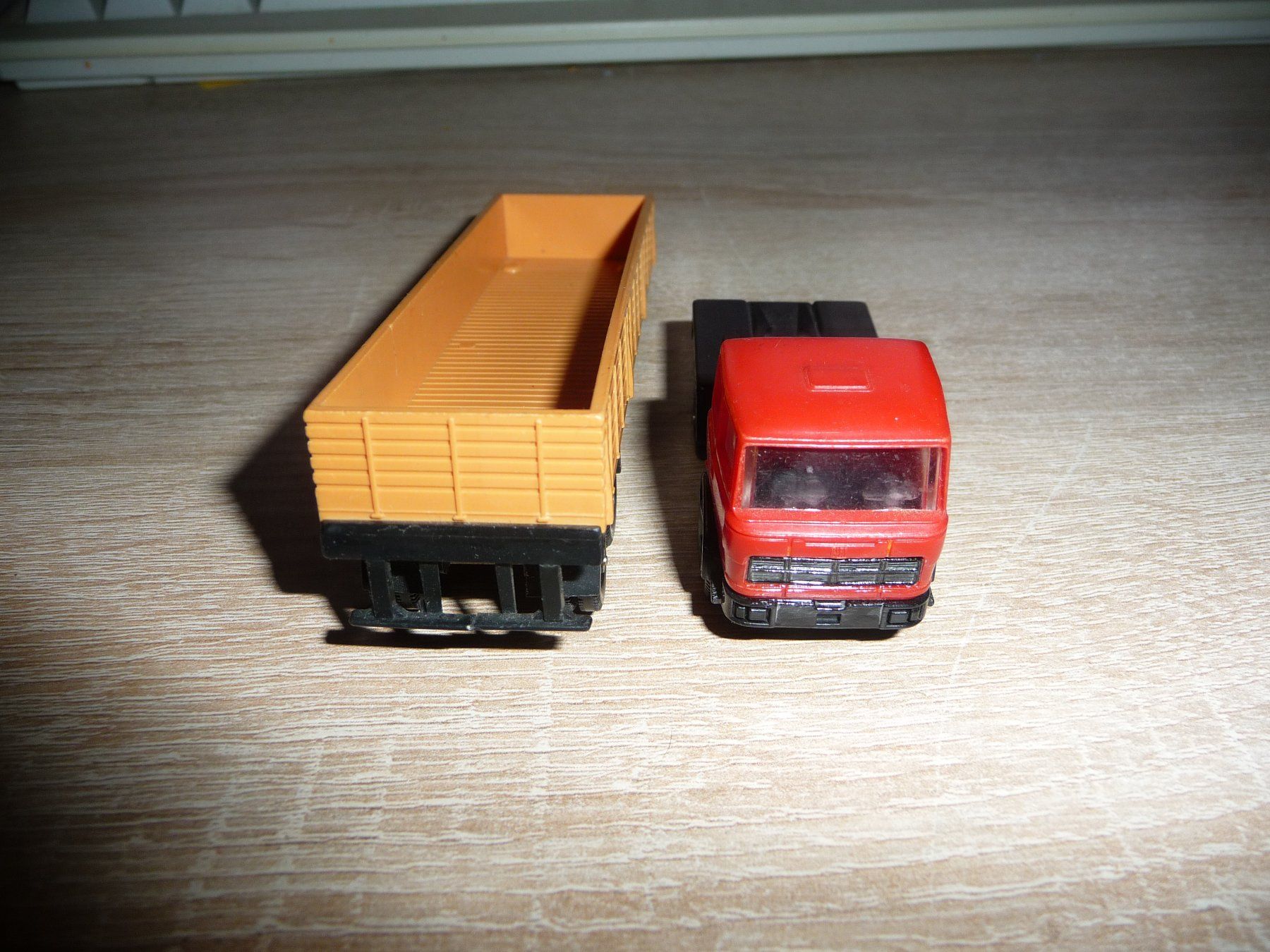 Fiat Modellini d'auto: Lima LKW Rot Satellschlepper 1:87 – Usato da Rapperswil SG venduto da 1035f 4