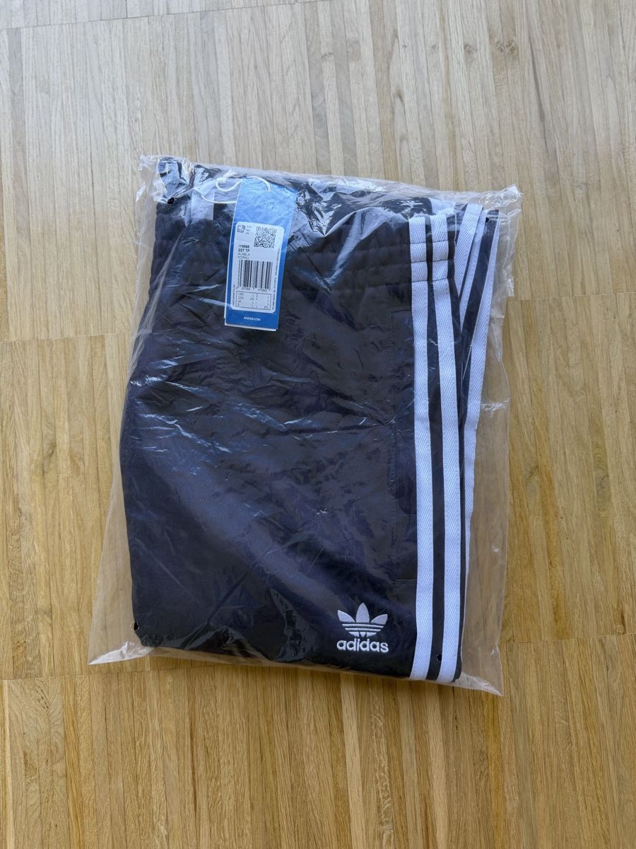 Adidas Pantaloni: Adidas Trainers Hose Gr. L Neu – Nuovo e nell'imballaggio originale da Zürich venduto da idemehore 1