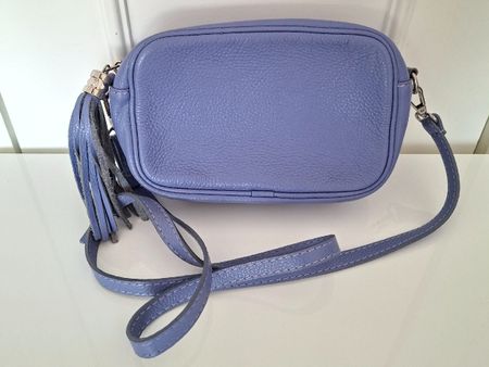 Sac bandoulière en cuir lilas avec pompon