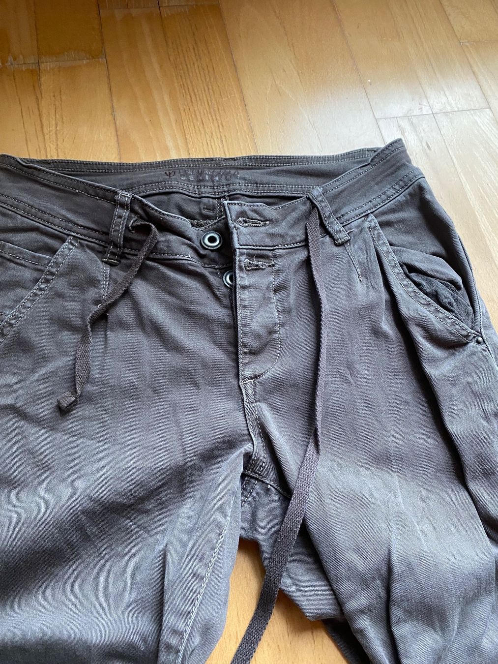 Pantaloni: Braune Stoff-Hose Chicoree Gr. 34 – Usato da Wohlenschwil venduto da SmokyAnnie 1