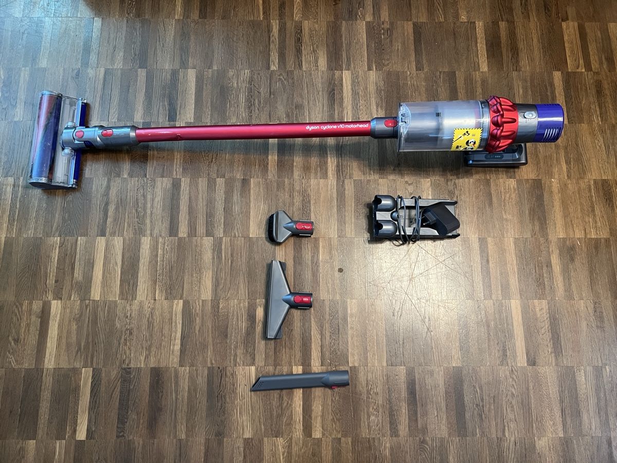 Dyson Aspirapolveri & Accessori: Dyson V10 Absolute mit Zubehören !! – Usato da Heerbrugg venduto da fdi_7ngx 1