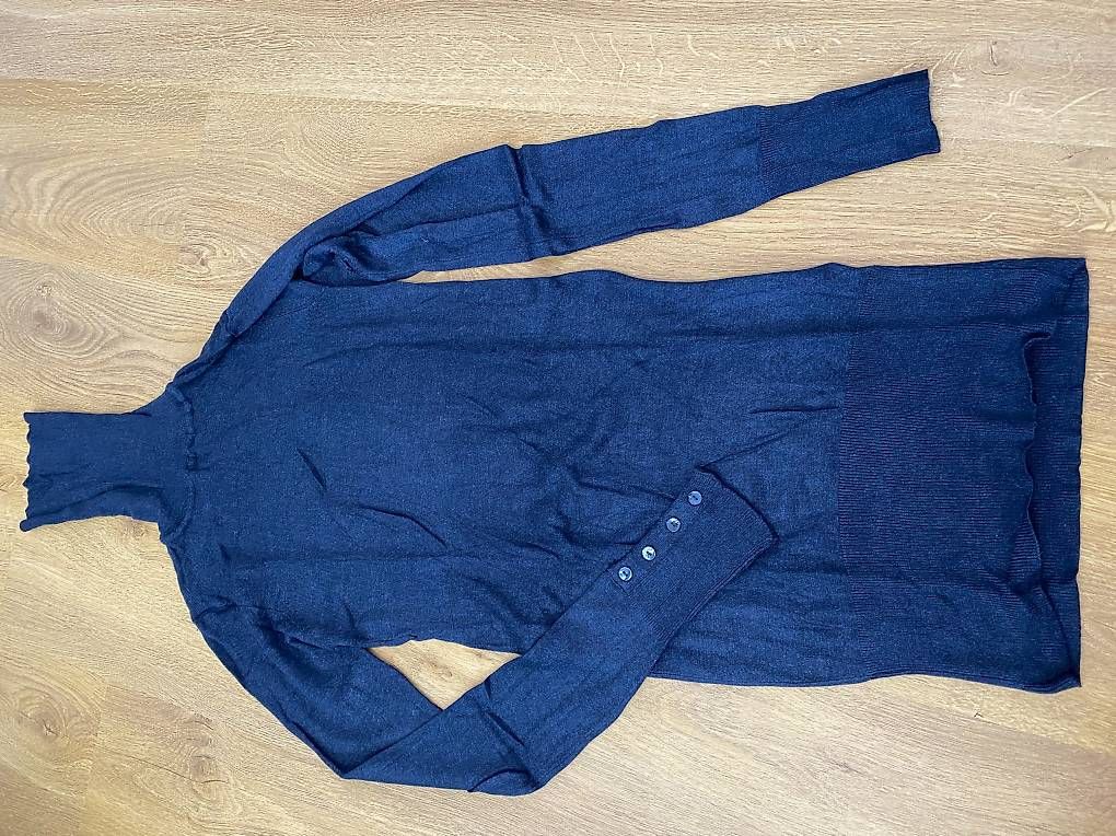 Pulls & Sweat-shirts: BLAUER ROLLKRAGENPULLI / ROTER V-AUSSCHNITT PULLI, GR.S – D'occasion à Alberswil par mina012