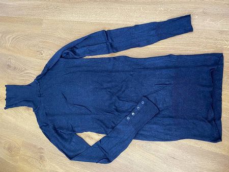 BLAUER ROLLKRAGENPULLI / ROTER V-AUSSCHNITT PULLI, GR.S