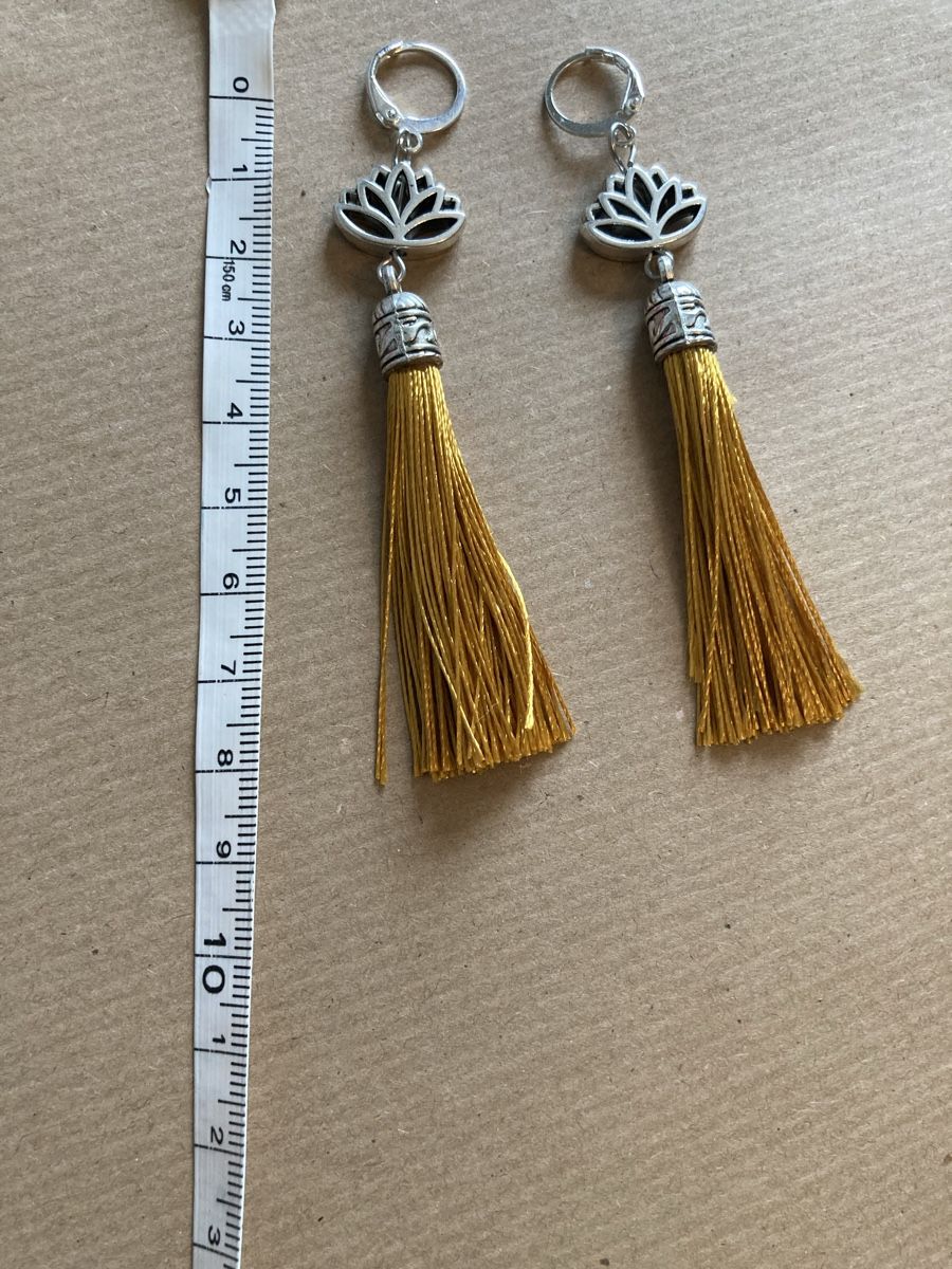 Orecchini pendenti & Orecchini a lobo: Boucles lotus pompon jaune – Nuovo e nell'imballaggio originale da Genève venduto da ct_fqr8