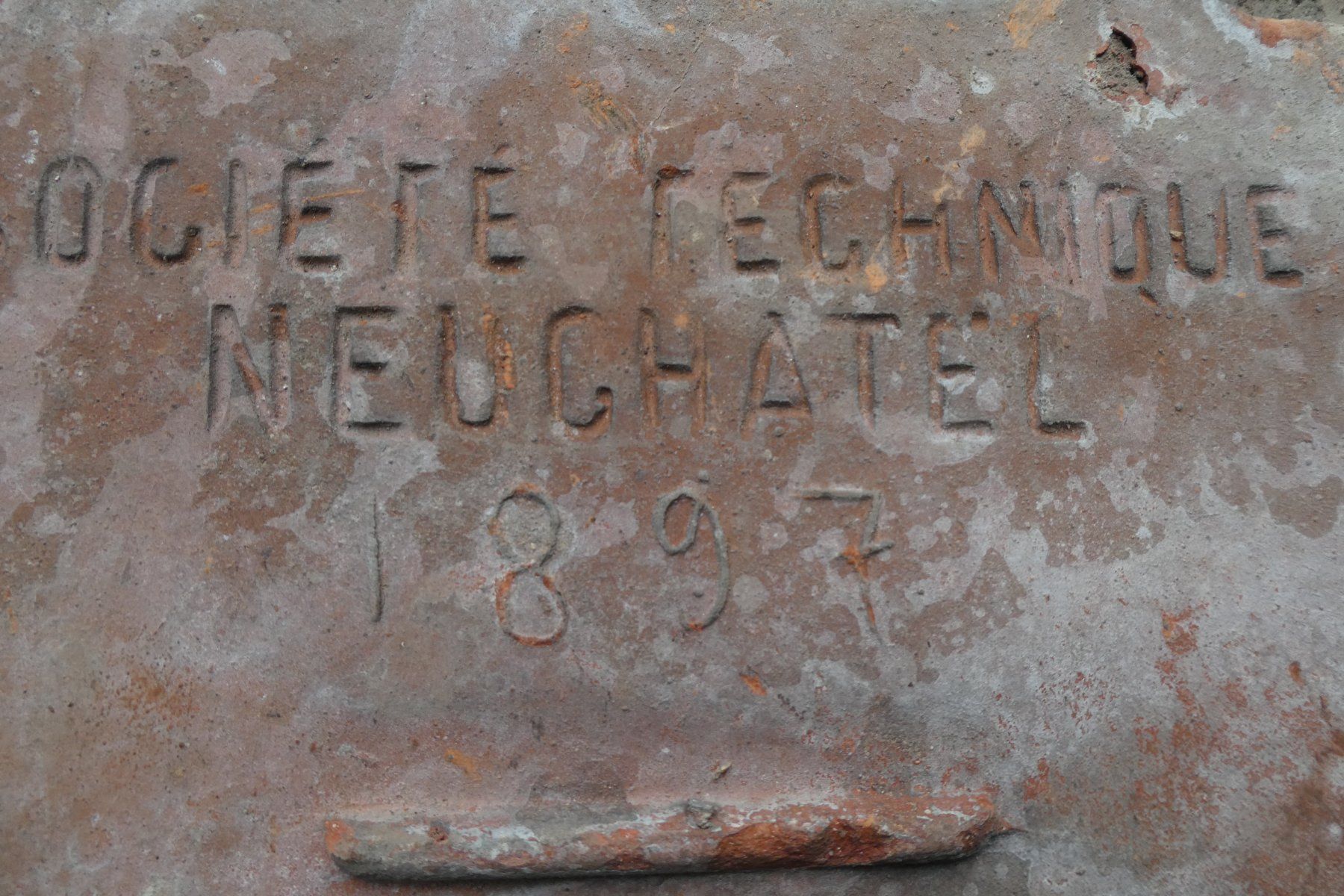 Incisioni: Ancienne tuile Neuchatel 1897 – Usato da Fontaines NE venduto da monloisir 1