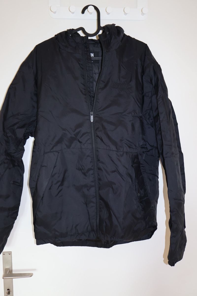 Giacche: Stylish MOTWNE Black Hooded Jacket, size M – Usato da Zürich venduto da nic_2h9y