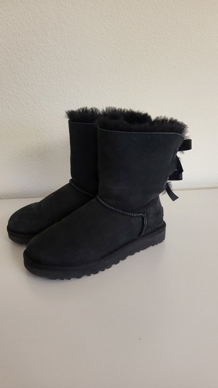 Ugg Scarpe da donna: UGG Bailey Bow II Boot - Grösse 37 - neuwertig – Nuovo (secondo la descrizione) da Wollerau venduto da jes_lp7w 2