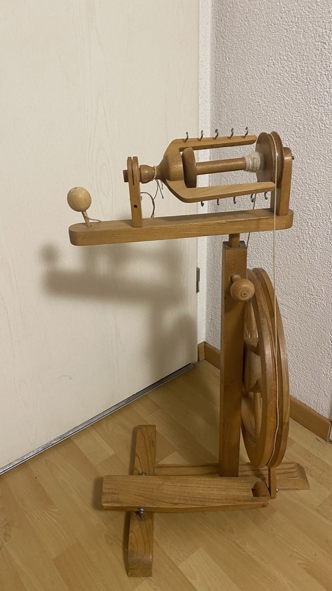Spinnräder: Antikes Spinnrad Holz - Dekoobjekt – Gebraucht aus Zürich von Timi80 1