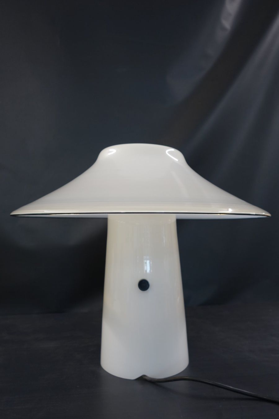 Lampade: Vintage Tischlampe aus Glas – Usato da Basel venduto da bk_brockibasel