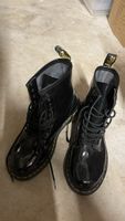 Dr. Martens Lack-Stiefel, Grösse 39, Schwarz