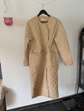 Leichter Steppmantel von Edited, beige, Grösse 38/M Top!