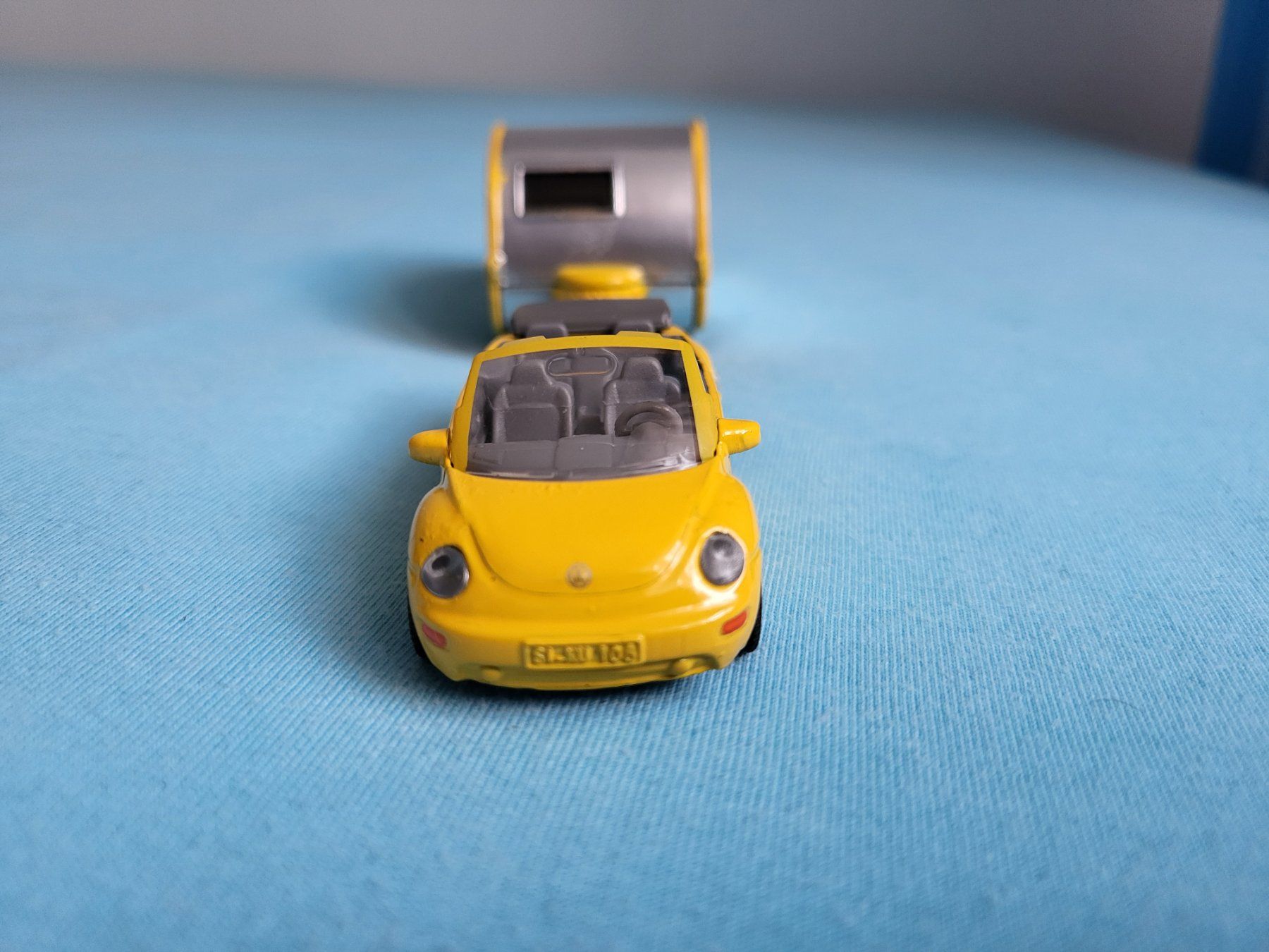 Siku Modellini d'auto: VW Beetle Cabriolet & Camping Trailor – Nuovo (secondo la descrizione) da Glattbrugg venduto da PhilKrill 3