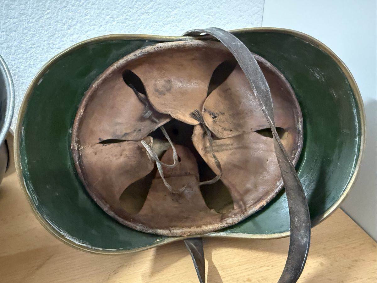 Abbigliamento & accessori d'epoca: Feuerwehr Antike Helme  – Usato da Widnau venduto da RetoW01 5