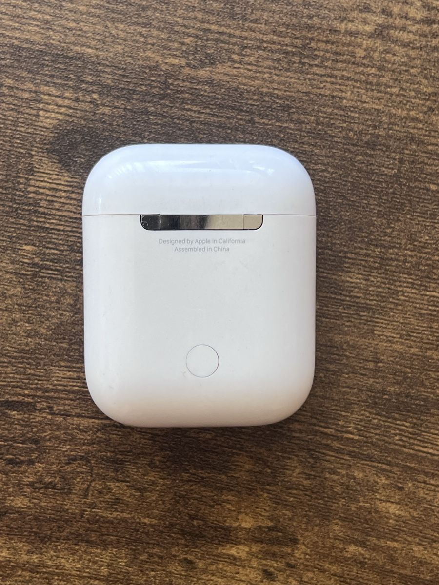 Apple Cuffie: Apple AirPods Ladecase – Usato da Wädenswil venduto da dai_2bcv 1