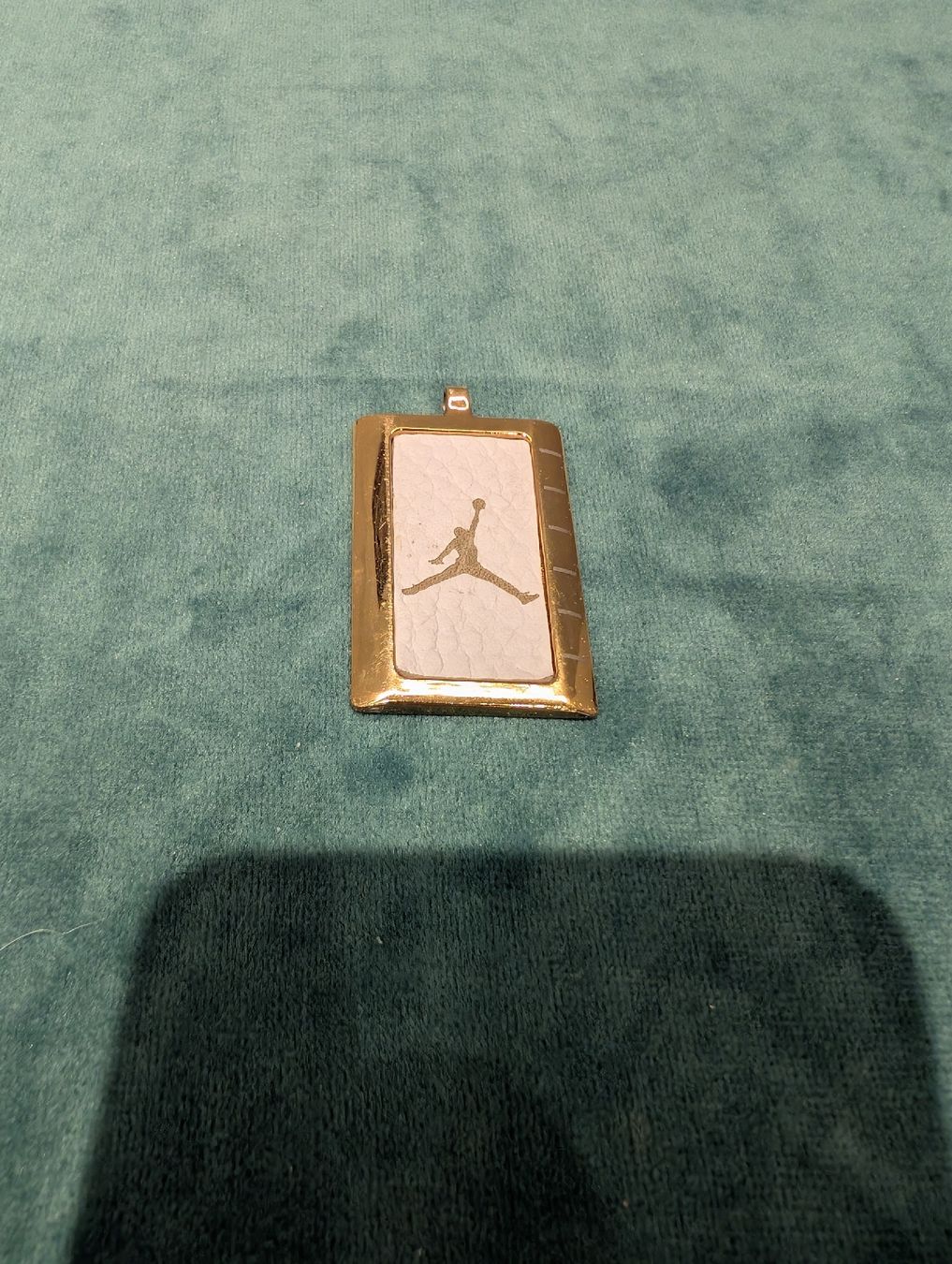 Anhänger: Original Jordan Anhänger Gold/Weiss – Neu und originalverpackt aus Staffelbach von Gaetano.CH