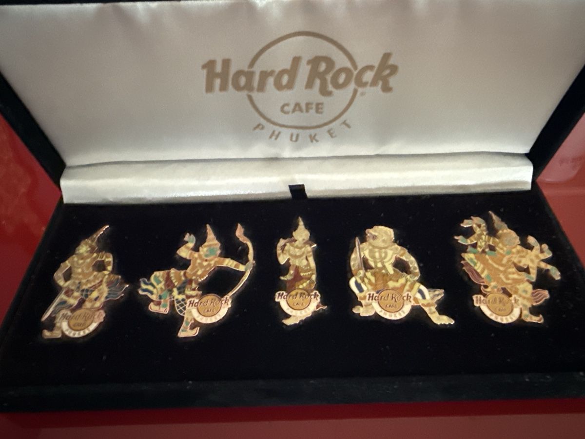 Hard Rock Cafe Placchette & Badge: Coffret 5 pins hard rock café Phuket – Usato da Genève venduto da fat_8jwz